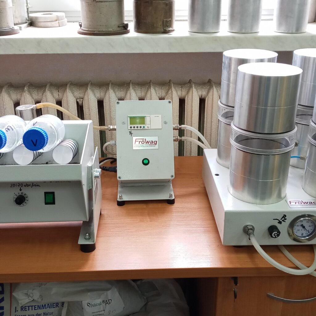 Photo 4. Bottle roller for the determination of affinity between aggregate and asphalt according to PN-EN 12697-11 (on the left). Vacuum apparatus for the determination of MAM resistance to water and frost according to PN-EN 12697-12 (on the right).